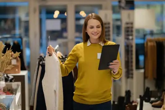 Store manager using a tablet for inventory decision support