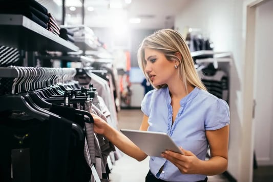 Woman shopping in a retail store, symbolizing omnichannel retail experiences and AI-enabled retail planning solutions.