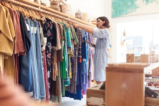 Automated inventory replenishment system using AI and demand forecasting for retail optimization.