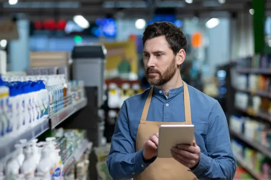 man using technology and AI in grocery retail to thrive