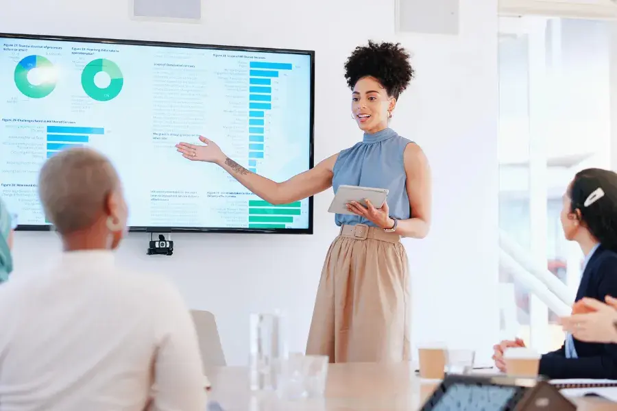 Professional team presentation on retail transformation, showcasing data-driven decisions and digital retail strategies