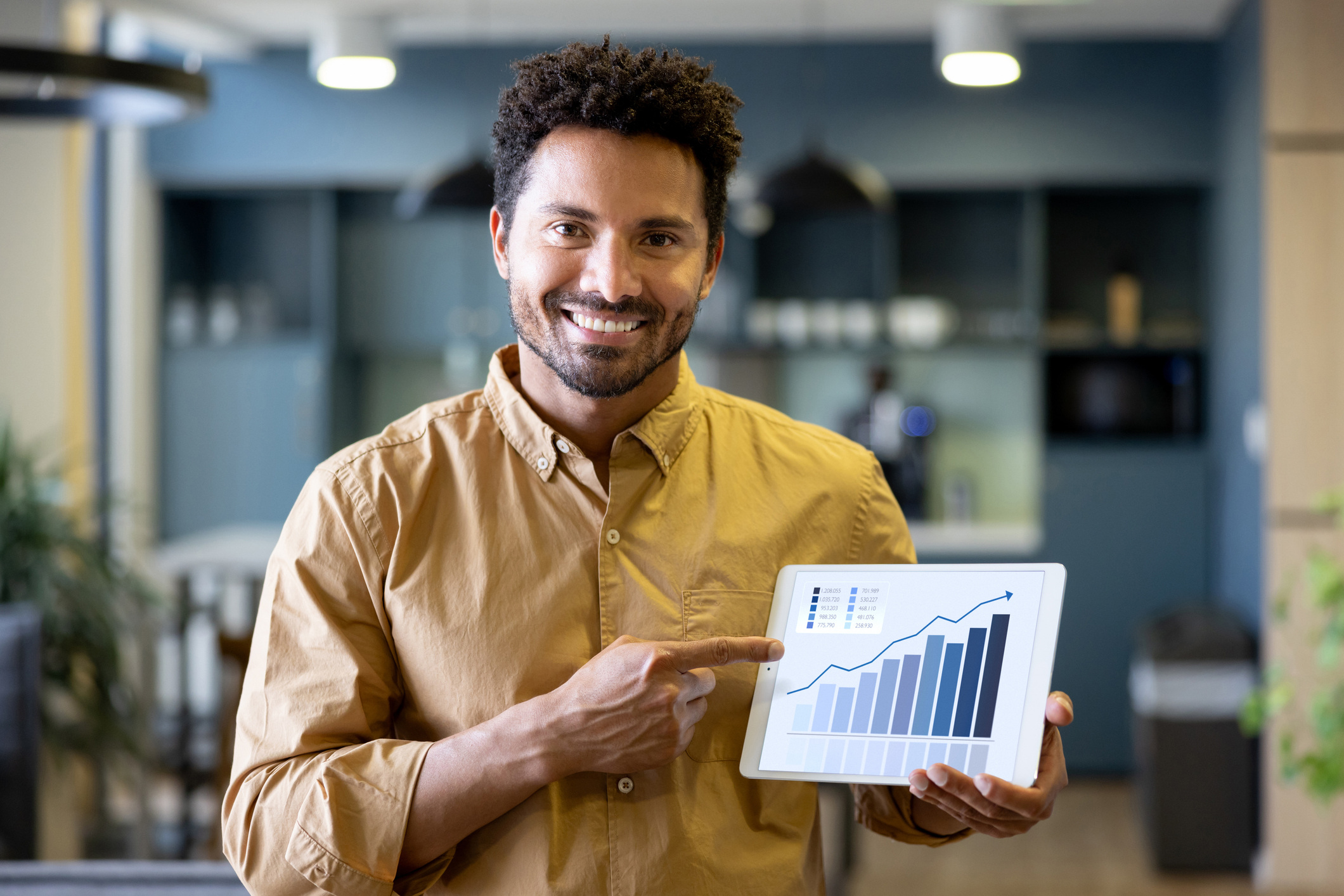 Retail manager shows sales data on tablet, illustrating benefits of AI in retail is assortment planning